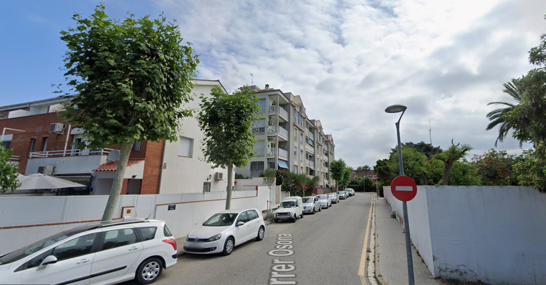 Carrer Osona amb el front edificat consolidat, tots els edificis alineats