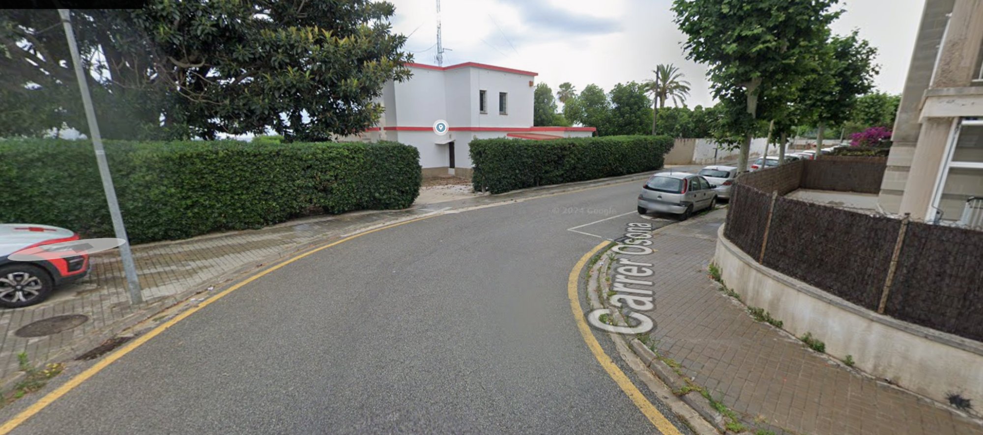 Edifici de la Creu Roja, avançat respecte a l'alineació del Carrer Osona