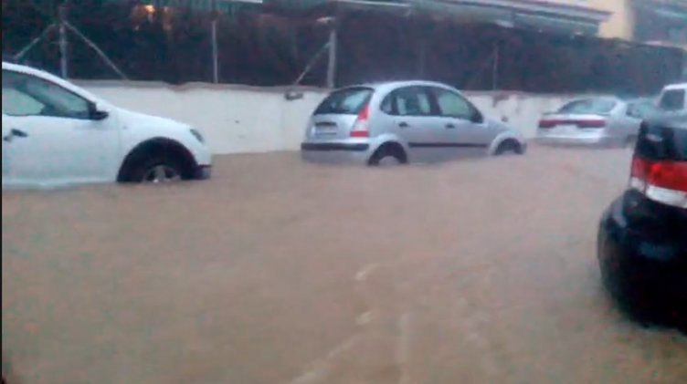 Episodi d'inundació de 2016 a Premià de Mar: cotxes mig submergits en un carrer inundat