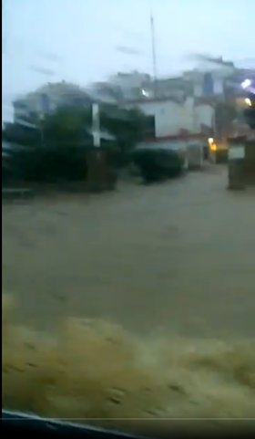 Episodi d'inundació de 2016 a Premià de Mar: carrer completament anegat vist des d'un vehicle