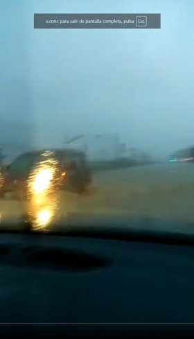 Episodi d'inundació de 2016 a Premià de Mar: vial inundat amb visibilitat molt reduïda per la pluja