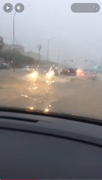Episodi d'inundació de 2016 a Premià de Mar: cotxes circulant amb dificultat per un carrer inundat