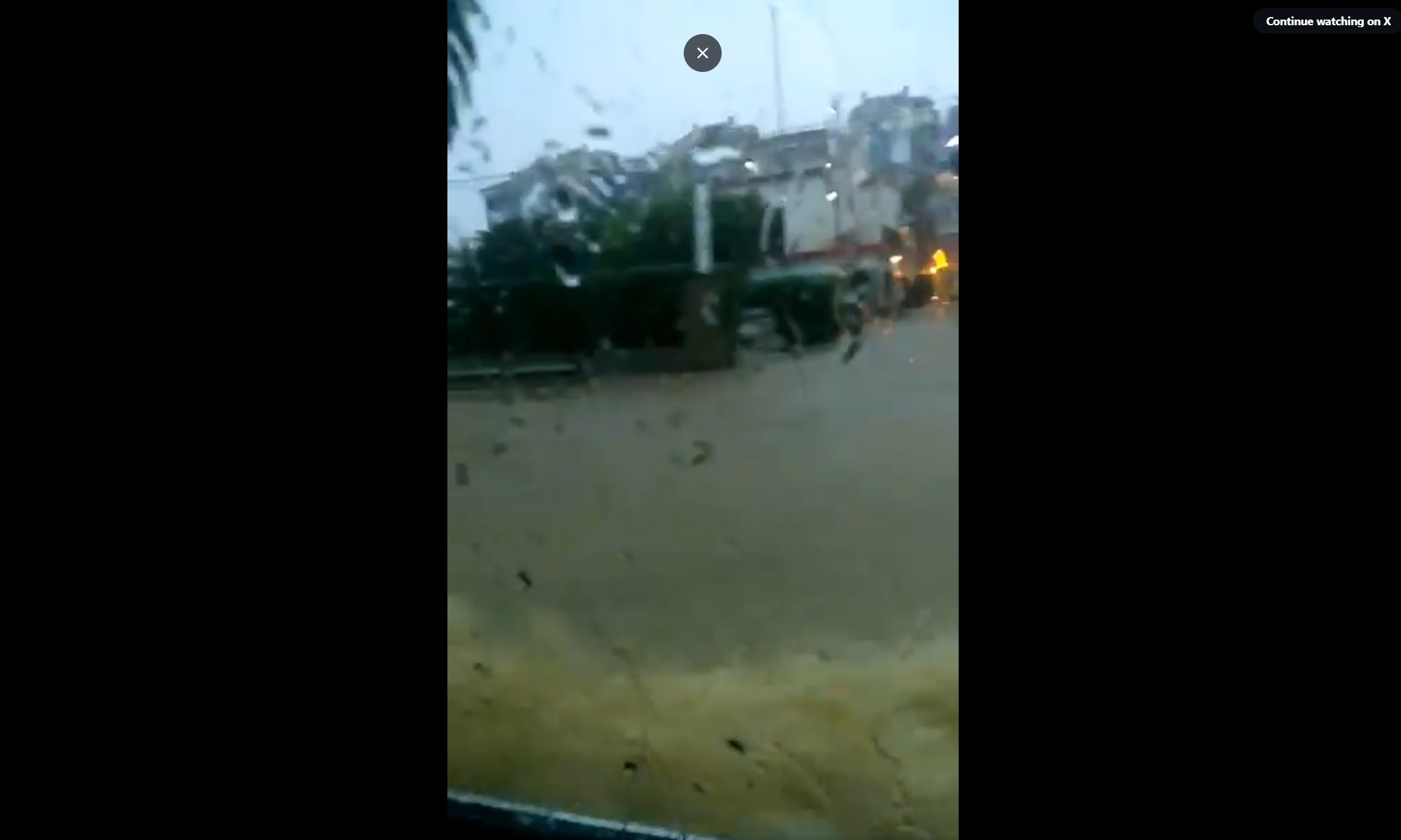 Vídeo publicat a X mostrant la inundació del vial a la parcel·la de l'avantprojecte de la comissaria